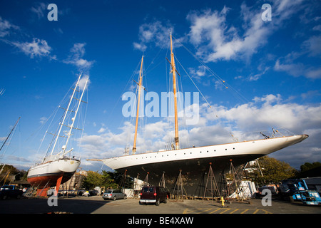 La Goletta Eleonora e il ketch Kniccurbocker sul disco a Newport Shipyard pur avendo pianificato il lavoro di manutenzione fatto. Foto Stock