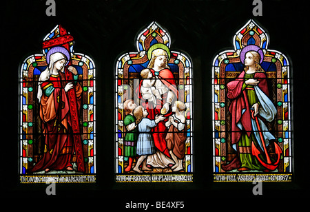 Vetrata raffigurante i santi la fede, la speranza e la carità e San Giovanni Evangelista Chiesa Washingborough, Lincolnshire Foto Stock