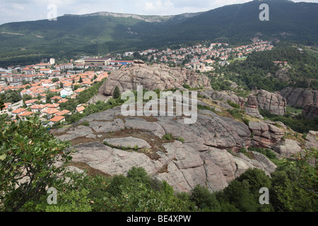 Belogradchik fenomeno roccioso borgo in pietra paesaggio di roccia fenomeni naturali travel viaggiare falesie sopra gli sfondi sfondo Foto Stock