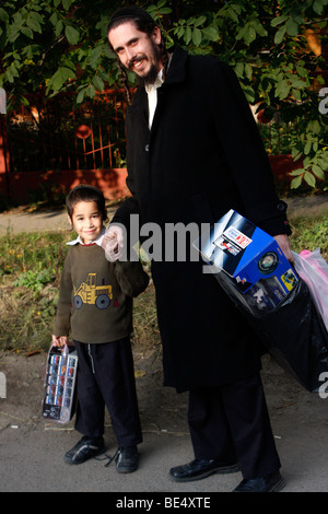 Nigun padre e figlio da Israele godetevi una passeggiata dopo lo shopping nella città ucraina di Uman. Foto Stock