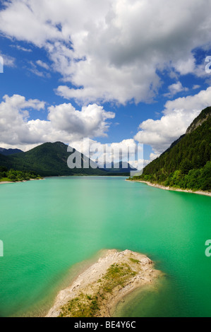 Il Sylvensteinstausee serbatoio o lago di Sylvensteinsee in Isarwinkel, a sud di Lenggries, quartiere di Bad Toelz-Wolfratshausen Foto Stock