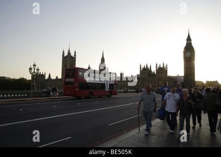 Westminster,Case del Parlamento sul fiume Tamigi nel tardo pomeriggio Silhouette.chiari cieli blu,paesaggio architettonico,uk Foto Stock