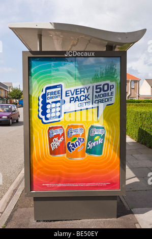 JCDecaux affissioni per Dr Pepper Fanta e Sprite sul bus shelter in UK Foto Stock
