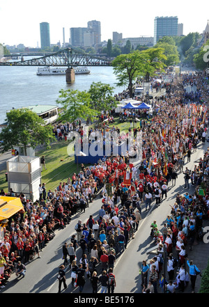 Internazionale di Ginnastica tedesco Festival 2009 processione, Mainkai, dietro Eiserner Steg ponte Porta Ovest, Frankfurt am Main Foto Stock