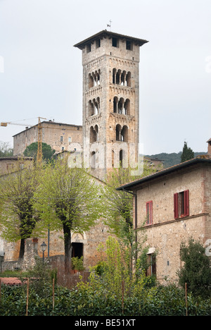 Il campanile romanico o il campanile e la chiesa della Pieve di San Giovanni Battista a Rosia, Sovicille, in provincia di Siena Foto Stock