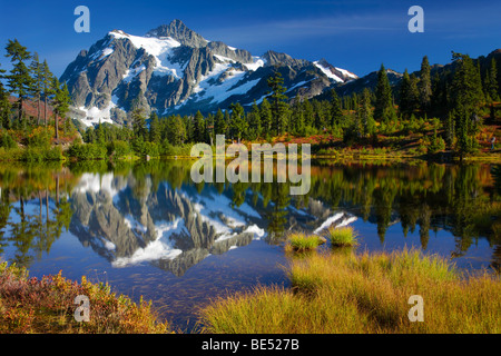 Mount Shuksan nello stato di Washington il Parco Nazionale delle Cascate del Nord riflettente nel lago di immagine Foto Stock