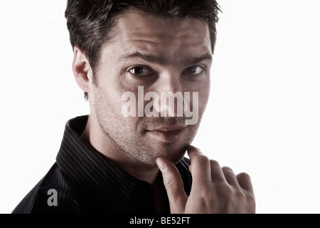 Dai capelli scuri uomo giovane, ritratto Foto Stock