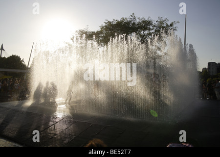 Fontana urbano con interazione pubblica,South Bank di Londra,uk .sagome contro il tardo pomeriggio di sole estivo Foto Stock