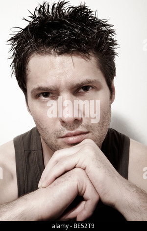 Dai capelli scuri uomo giovane, ritratto Foto Stock