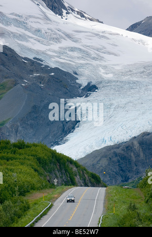 Richardson Autostrada Alaska snodandosi fino a Thompson Pass. Sullo sfondo il ghiacciaio Worthington. Foto Stock