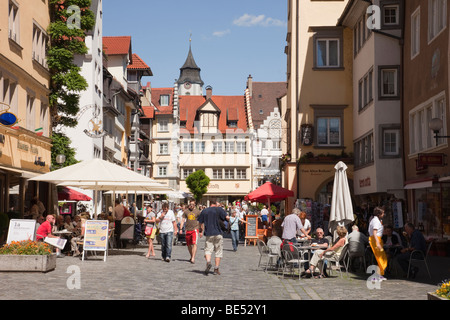 Lindau, Baviera, Germania. Area pedonale strada di ciottoli di edifici storici e dei turisti nel pittoresco centro storico (Altstadt) Foto Stock