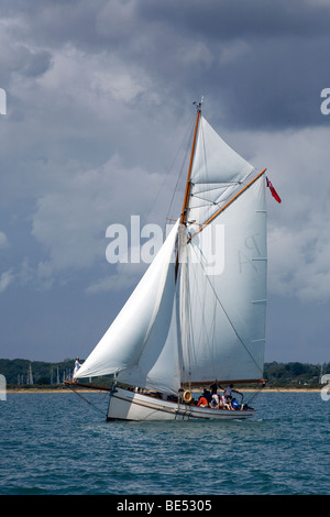 Bristol Fresa pilota Polly Agatha Sail gaff rig rapido canale resistente a vela Charter Solent holiday 1904 equipaggio teamwork efficienti Foto Stock