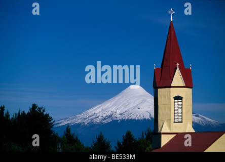 Chiesa nella parte anteriore del vulcano Osorno, Patagonia, Lake District, Cile, Sud America Foto Stock