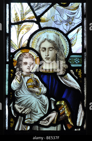 Vergine Maria e il bambino in vetro colorato, la chiesa di Sant'Andrea Peatling Parva, Leicestershire, England, Regno Unito Foto Stock