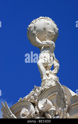 Atlas figura sul tetto di Schloss Linderhof Palace di Graswangtal vicino a Oberammergau, distretto di Garmisch-Partenkirchen, Bava Foto Stock