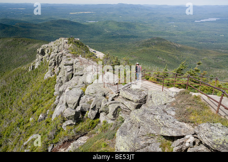 Salendo verso il basso Whiteface della spina dorsale. È possibile prendere l'ascensore o questi passaggi ruvida per arrivare dal parcheggio al picco Foto Stock