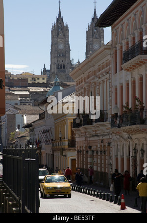 Ecuador. Quito. Centro storico. Street Garcia Moreno e Basilica del Voto Nacional (XIX-XX centurys). Foto Stock