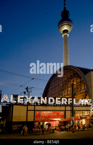 Alexanderplatz S-Bahn stazione ferroviaria e la torre della TV, nel quartiere Mitte di Berlino, Germania, Europa Foto Stock