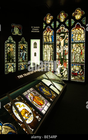 Regno Unito, Inghilterra, Yorkshire, Keighley, Cliffe Castle Museum, William Morris vetrate gallery Foto Stock