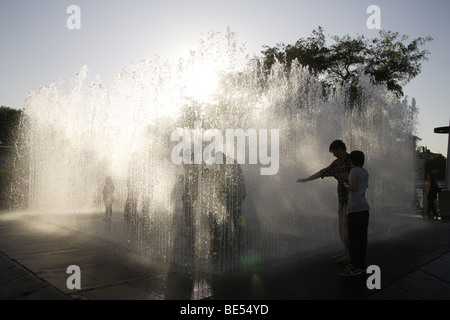 Fontana urbano con interazione pubblica,South Bank di Londra,uk .sagome contro il tardo pomeriggio di sole estivo Foto Stock