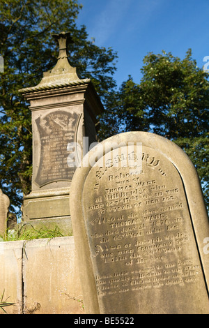 Regno Unito, Inghilterra, Yorkshire, Haworth, chiesa parrocchiale, Vittoriano tombe nel cimitero Foto Stock