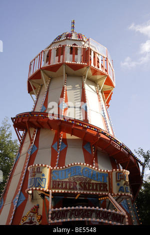 Helter Skelter,vecchio quartiere fieristico attrazione torre colorata utilizzata come una diapositiva in una moda corksrew Foto Stock