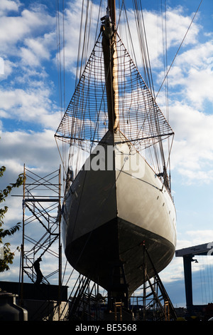 La Goletta Eleonora sul disco a Newport Shipyard pur avendo pianificato il lavoro di manutenzione fatto. Foto Stock