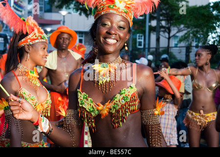 La gente ballare vestite per il carnevale a Trinidad Tobago Foto Stock