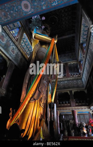 Il 18m di altezza di sandalo statua del Buddha Maitreya presso il Tempio Lama Yong He Gong Beijing CN Foto Stock