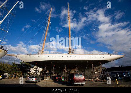 La Goletta Eleonora e il ketch Kniccurbocker sul disco a Newport Shipyard pur avendo pianificato il lavoro di manutenzione fatto. Foto Stock