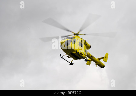 Una foto del Yorkshire Air Ambulance in arrivo a terra alla scena di un incidente Foto Stock