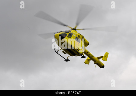 Una foto del Yorkshire Air Ambulance in arrivo a terra alla scena di un incidente Foto Stock