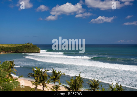 [Surf]. Set di onde perfette e laminazione attraverso Balangan Beach. Bali, Indonesia Foto Stock