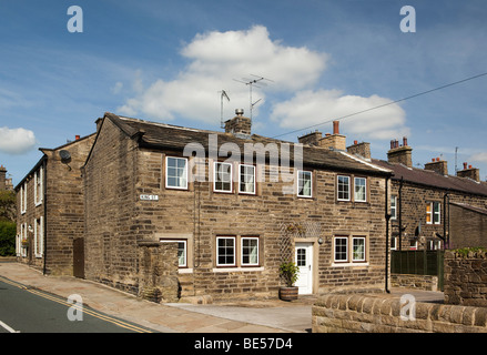 Regno Unito, Inghilterra, Yorkshire, Haworth, Sun Street, piccola pietra costruito casa a lato strada Foto Stock