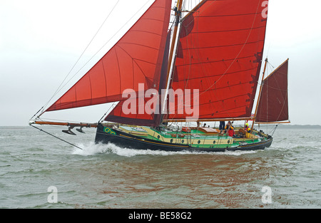 Chiatta a vela Juno alimentare attraverso Blakeney Harbour sulla carta. Foto Stock