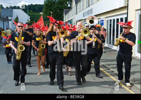 Wonderbrass jazz band eseguire nell'apertura sfilata di Brecon Jazz Festival 2009 Foto Stock