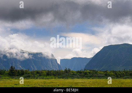Nuvole sopra dirupi del western brook stagno nel Parco Nazionale Gros Morne Terranova in Canada Foto Stock
