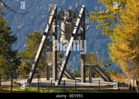 Friedensglocke, la Campana della Pace, in Moesern, larici in autunno, valle Inntal, Telfs, Tirolo, Austria, Europa Foto Stock