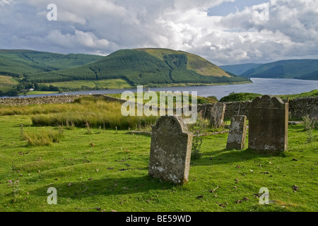 Saint Mary's Kirkyard vicino a Saint Marys Loch, Superiore Yarrow Valley, frontiere, Scozia Foto Stock