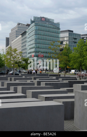 Il memoriale dell'olocausto, grattacieli Potsdamer Platz di Berlino, Germania, Europa Foto Stock