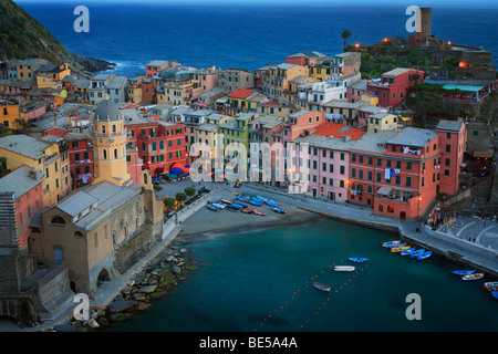 Serata a Vernazza marina. Vernazza è una piccola città in Italia del Parco Nazionale delle Cinque Terre. Foto Stock