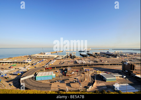 Vista del porto di Dover, Kent, England, Regno Unito, Europa Foto Stock