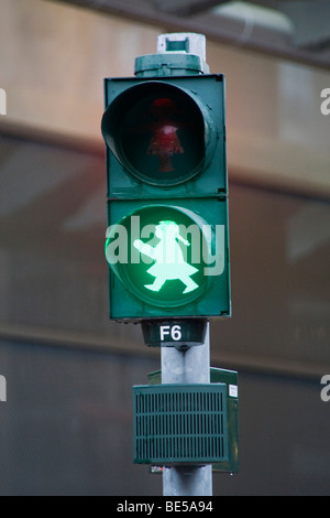 Verde semaforo pedonale con 'Ampelmaennchen' figura dall'ex RDT come una donna, Dresda, Sassonia, Germania, Europa Foto Stock