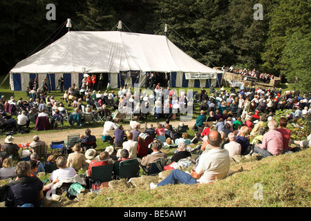 Gli spettatori presso il Hardraw Scaur Brass Band Festival, Yorkshire Dales, England Regno Unito Foto Stock