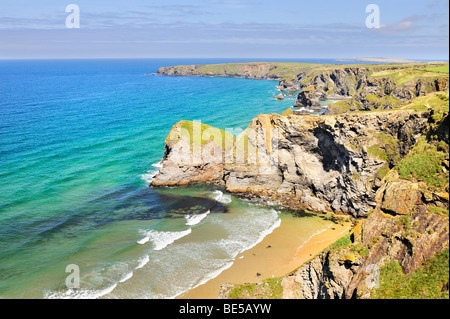 Il paesaggio costiero con alloggiamento in Newquay sulla costa nord della Cornovaglia, England, Regno Unito, Europa Foto Stock