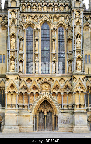 La facciata ovest della la cattedrale di Sant'Andrea, completata nel 1260, pozzi, Contea di Somerset, Inghilterra, Regno Unito, Europa Foto Stock