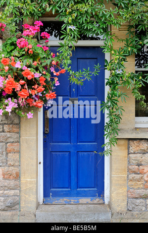 Sportello anteriore con decorazioni floreali su una vecchia casa in Inghilterra meridionale, Regno Unito, Europa Foto Stock