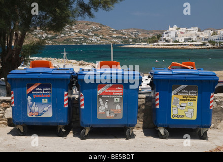 Riciclaggio di comunità bidoni della spazzatura a Paros, Grecia Foto Stock
