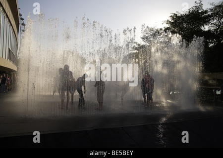 Fontana urbano con interazione pubblica,South Bank di Londra,uk .sagome contro il tardo pomeriggio di sole estivo Foto Stock