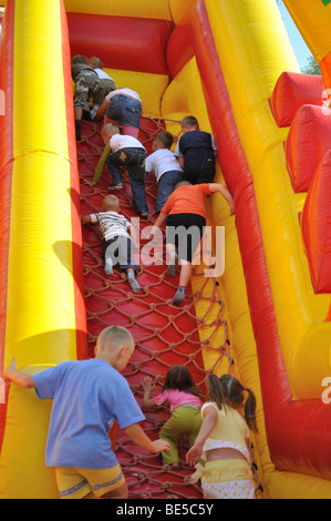 Divertimento sulla slitta gigante Foto Stock